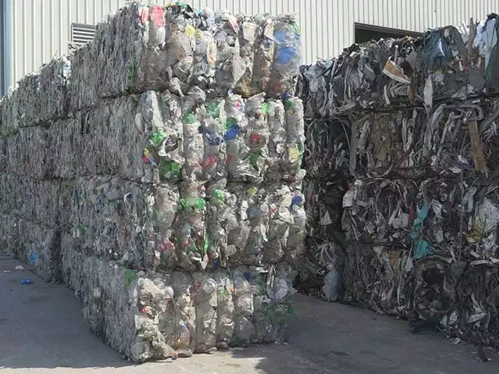 النفايات البلاستيكية المعبأة