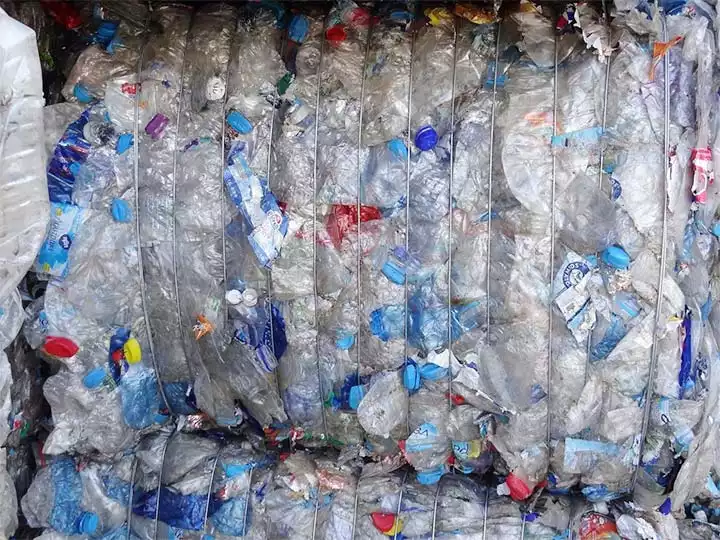 Reciclaje de botellas de plástico para mascotas.